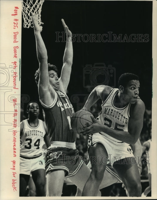 1986 Press Photo Marquette's David Boone rebounds and Mike Heinemann tries block- Historic Images