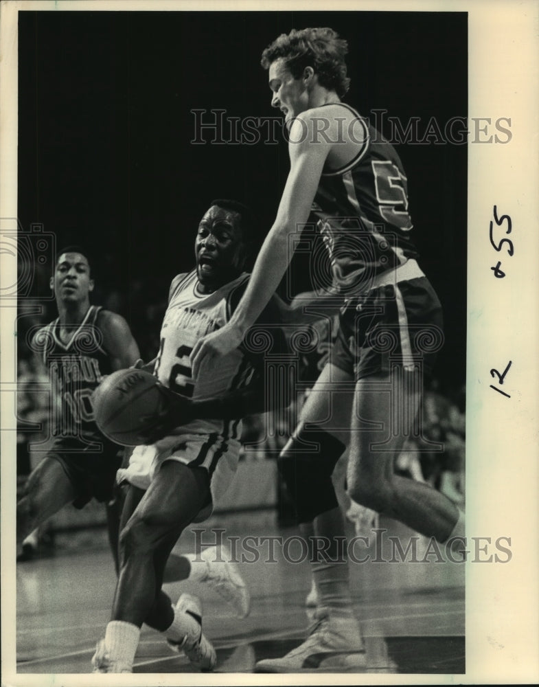 1987 Press Photo Marquette&#39;s Michael Sims drives past De Paul&#39;s Kevin Golden- Historic Images