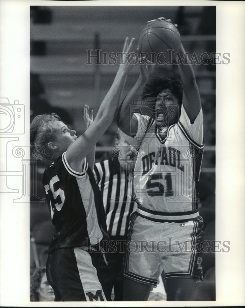 1995 Press Photo Marquette basketball&#39;s Clare Barnard against Latasha Byears- Historic Images