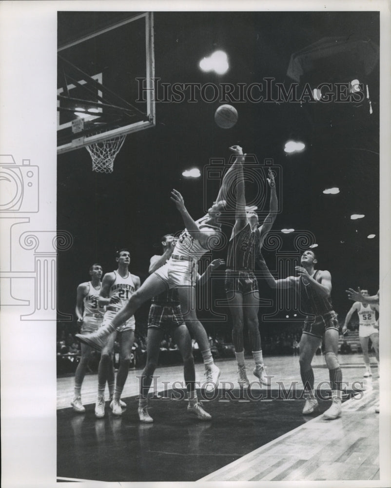 1963 Press Photo Marquette&#39;s Lee Borowski leaps and stretches to tip a rebound.- Historic Images