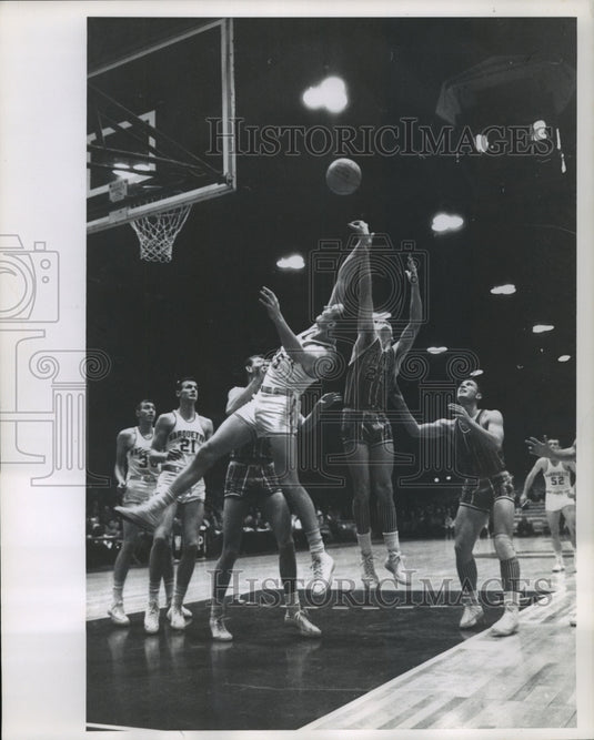 1963 Press Photo Marquette's Lee Borowski leaps and stretches to tip a rebound.- Historic Images
