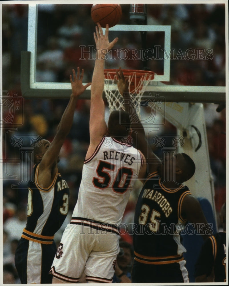 1993 Press Photo Marquette basketball players team-up to stop Oklahoma shot- Historic Images