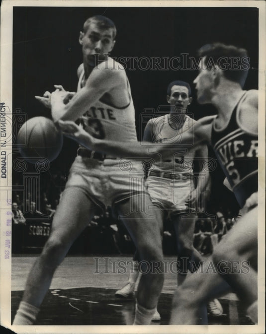 1963 Press Photo Xavier player slaps ball from Marquette basketball's Ron Glaser- Historic Images