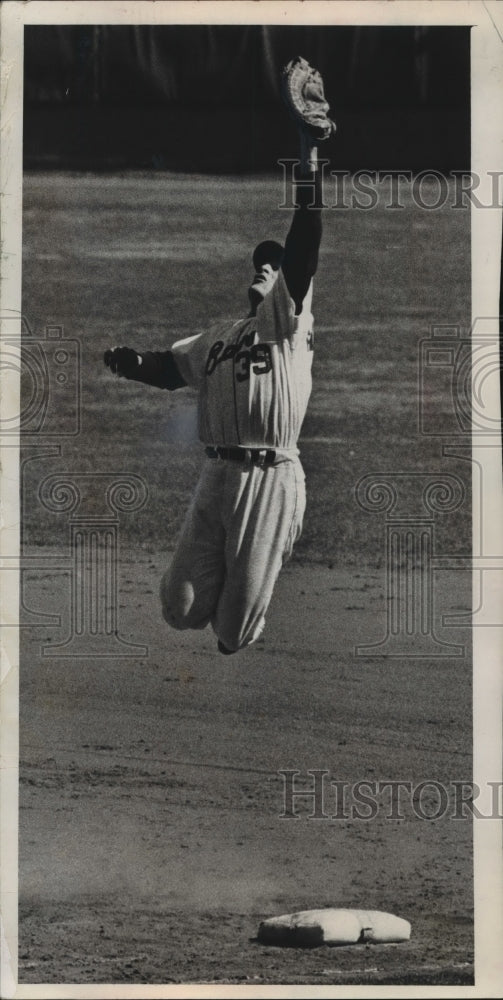 1983 Press Photo Len Gabrielson snags liner at first base against the Mets.- Historic Images