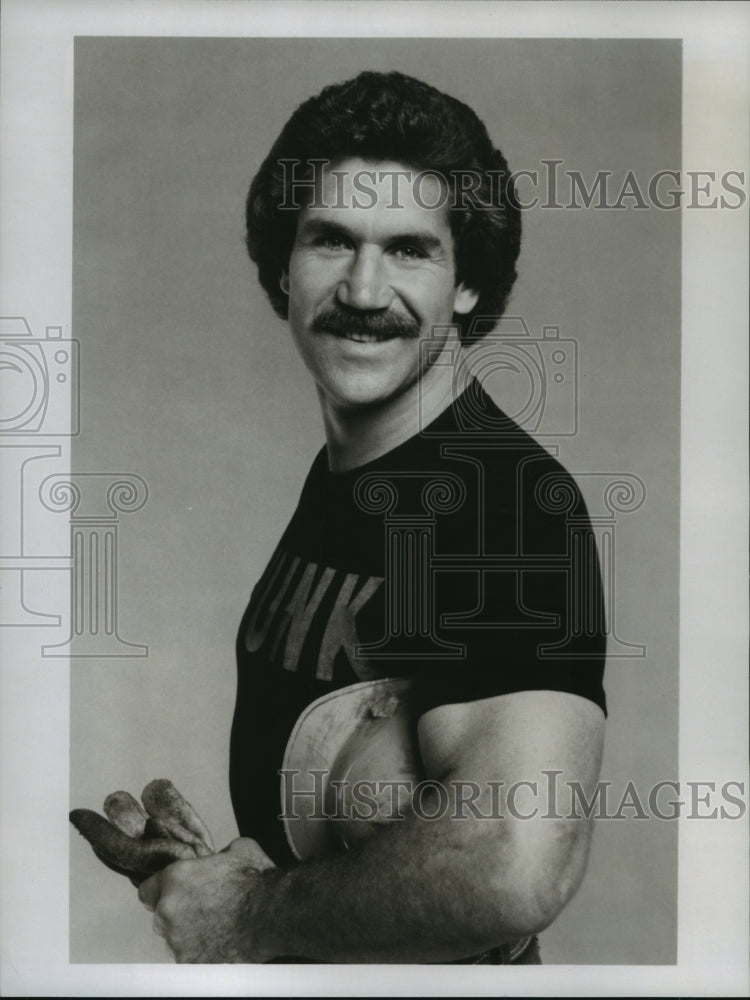 1980 Press Photo Tim Rossovich as &quot;Hunk&quot; in ABC&#39;s new &quot;:When the Whistle Blows.&quot;- Historic Images