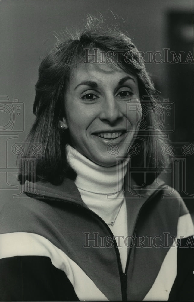 1985 Press Photo Nicolet High School Gymnastics Coach Vicki Mickschl, Milwaukee- Historic Images