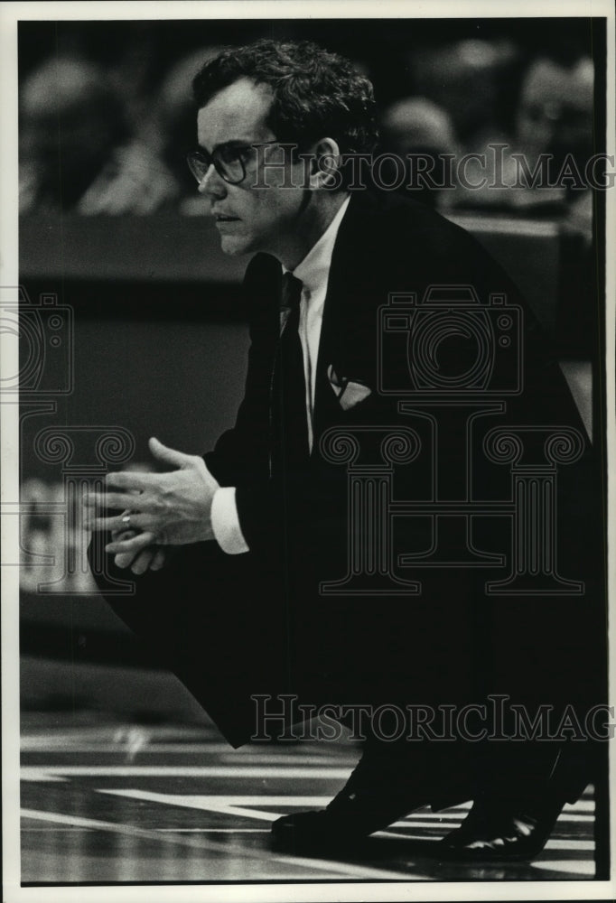 1990 Press Photo DePaul Basketball Coach Joey Meyer Concentrates Courtside- Historic Images
