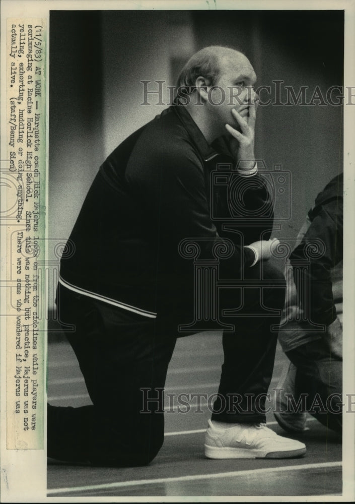 1983 Press Photo Marquette University Basketball Coach Rick Majerus Looks On- Historic Images