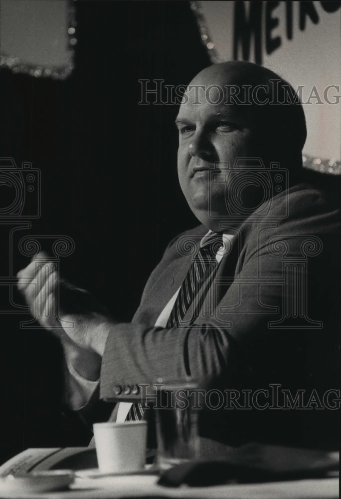1989 Press Photo Basketball Coach Rick Majerus Applauds - mjt09040- Historic Images