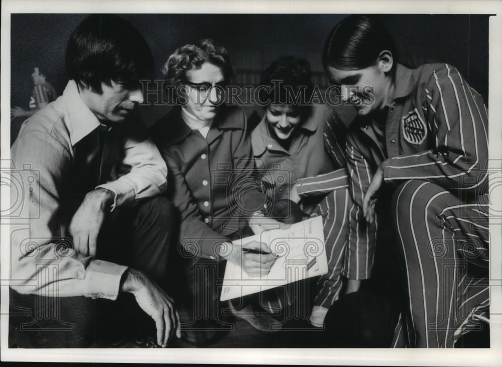 1979 Press Photo Snitz Women&#39;s Basketball Team Coach Shirley Martin Sets Play- Historic Images