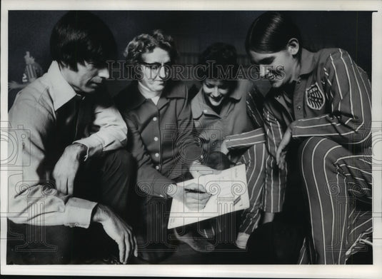 1979 Press Photo Snitz Women's Basketball Team Coach Shirley Martin Sets Play- Historic Images