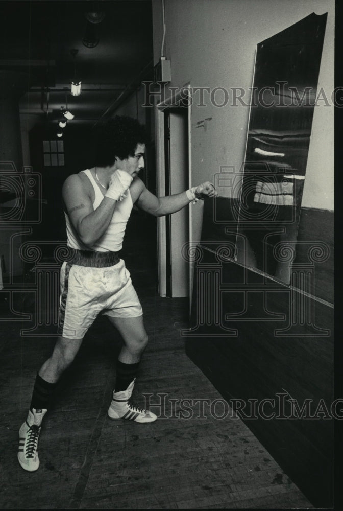 1985 Press Photo Milwaukee&#39;s Anthony Mercado Shadow Boxing At Manuel&#39;s Gym- Historic Images