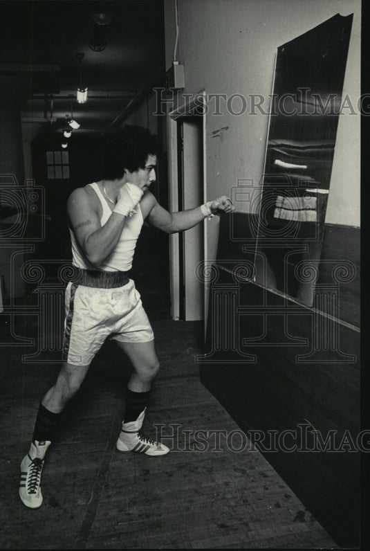 1985 Press Photo Milwaukee's Anthony Mercado Shadow Boxing At Manuel's Gym- Historic Images