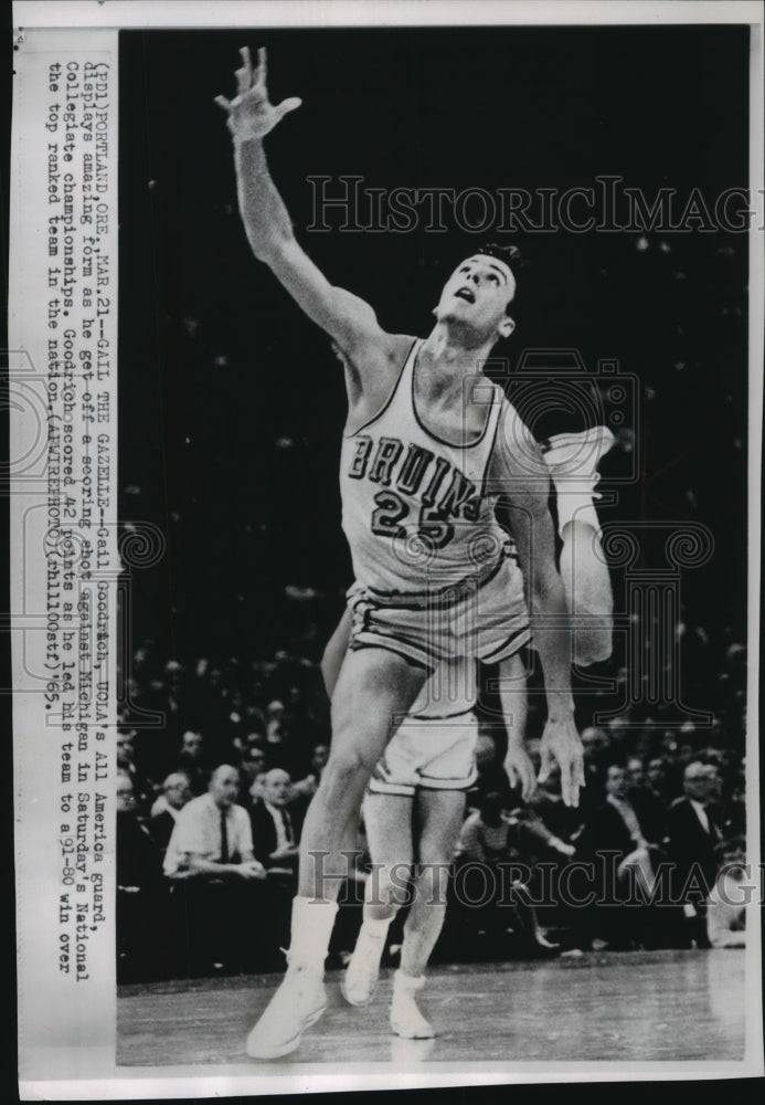 1965 Press Photo Gail Goodrich, UCLA&#39;s All America guard scores a shot in Oregon- Historic Images