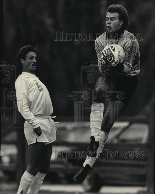 1985 Press Photo Marquette goalie Mike Dietrich makes save - mjt09116- Historic Images