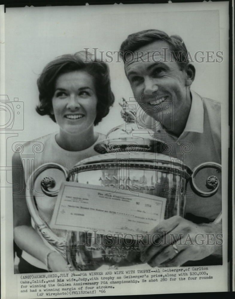 1966 Press Photo Al Geiberger and wife with winning trophy and check- Historic Images