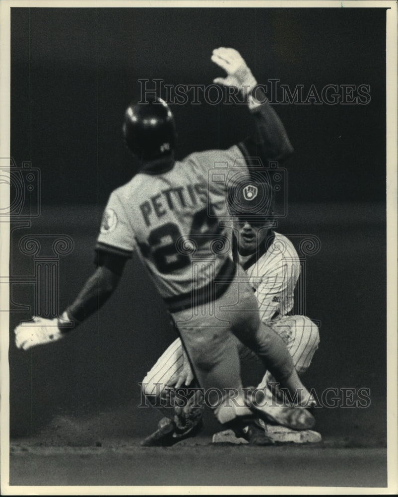 1986 Press Photo Milwaukee Brewer&#39;s Jim Gatner Tags Out California&#39;s Gary Pettis- Historic Images