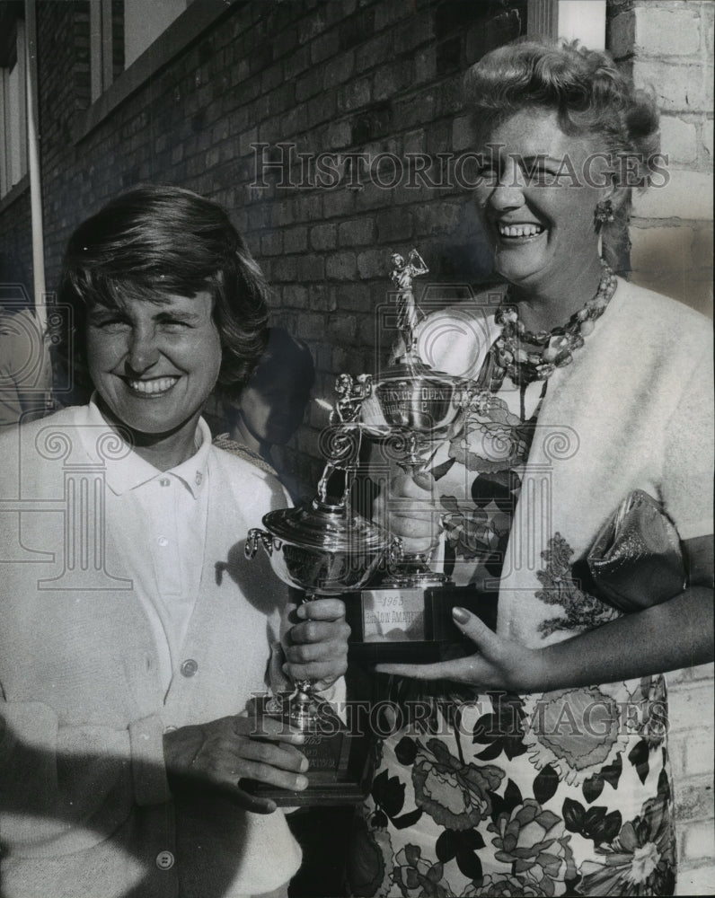 Press Photo Milwaukee Jaycee Golf&#39;s Mrs. John Clauder And Mrs. John Erickson- Historic Images