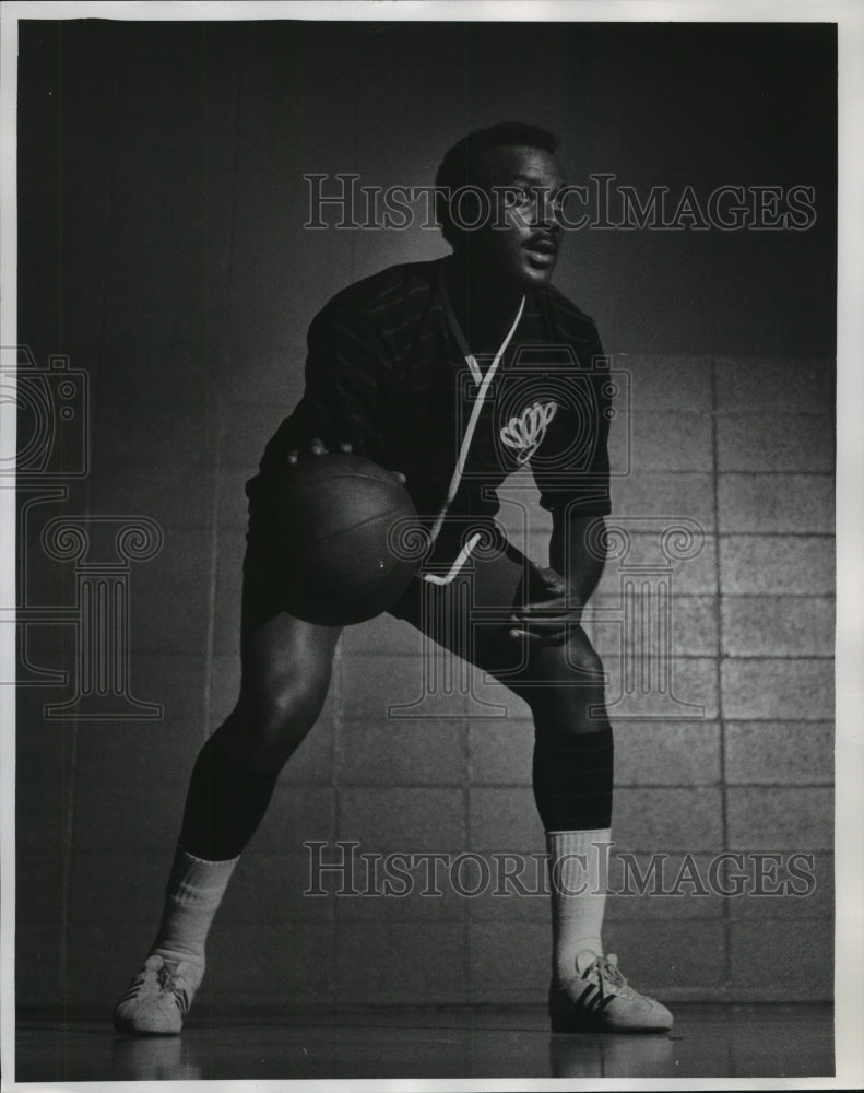 1970 Press Photo Irie Grant goes down court for Waukesha entry in CBA.- Historic Images