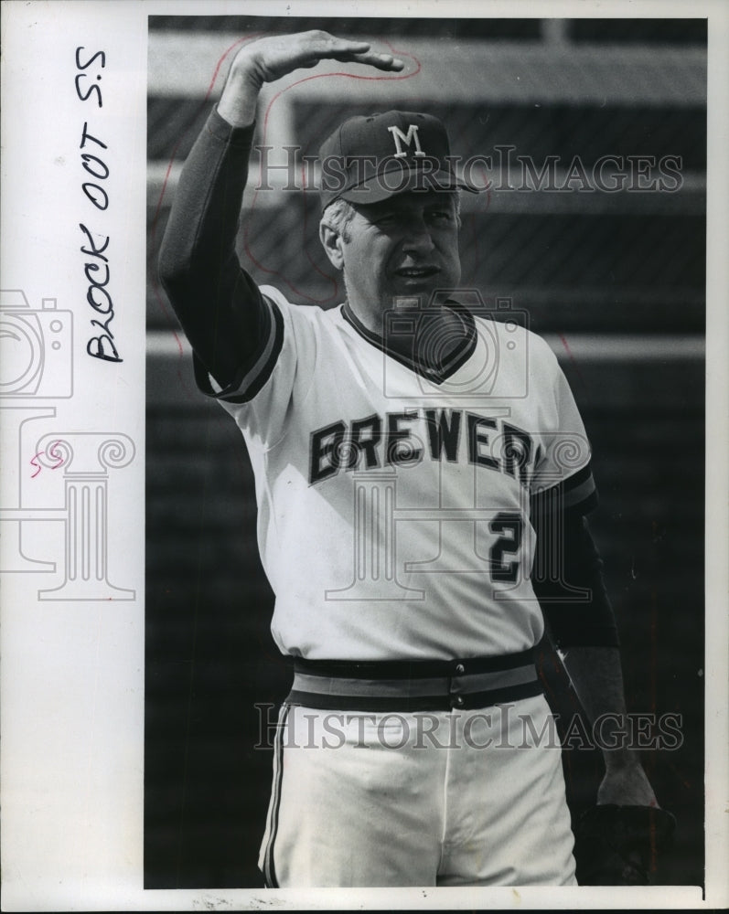 1976 Press Photo Milwaukee Brewers manager Alex Grammas at Sun City, Arizona- Historic Images