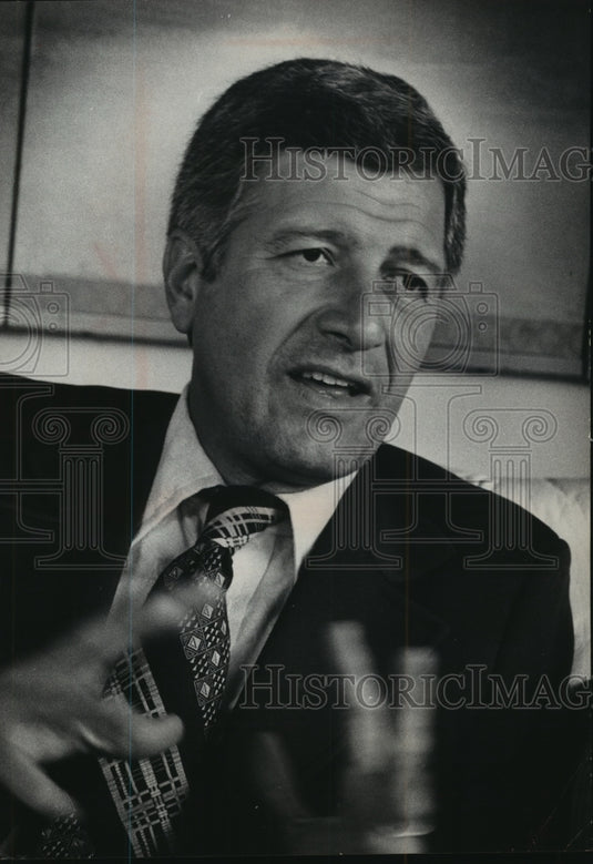1975 Press Photo Brewers manager Alex Grammas stresses a point - mjt09305- Historic Images
