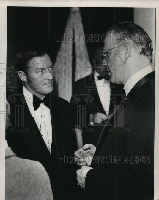1976 Press Photo Alex Grammas & Bowie Kuhn at annual Diamond Dinner at Pfister- Historic Images