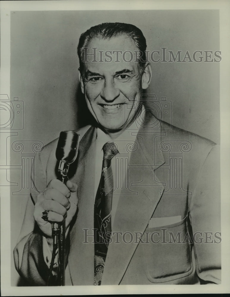 1954 Press Photo Former pro footballer Red Grange to give play-by-play- Historic Images