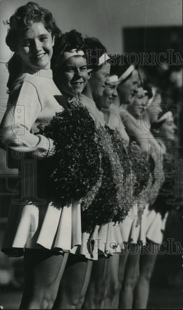 Press Photo Smiling line of cheerleaders - mjt09340- Historic Images