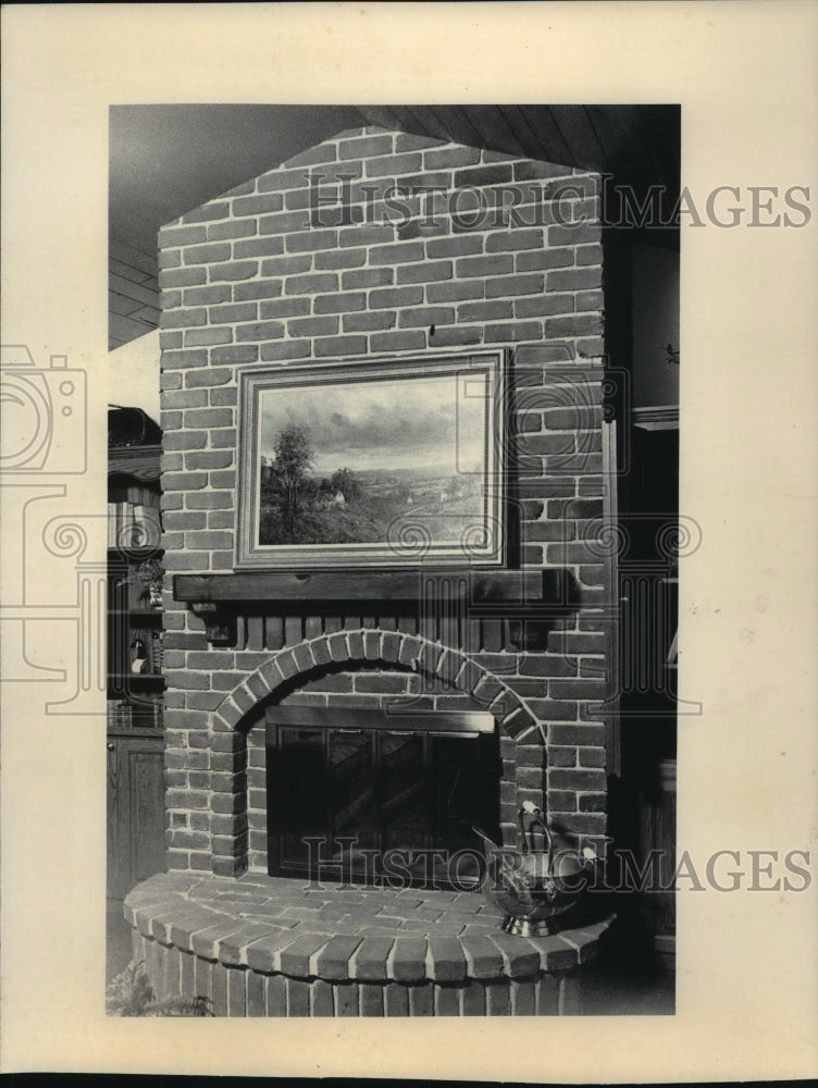 1984 Press Photo Fireplace in Green Bay Packers&#39; head Forrest Gregg&#39;s home- Historic Images
