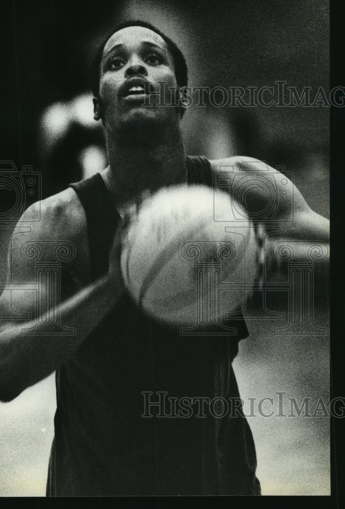 1981 Press Photo Marquette University Basketball Player Artie Green Sizes Shot- Historic Images