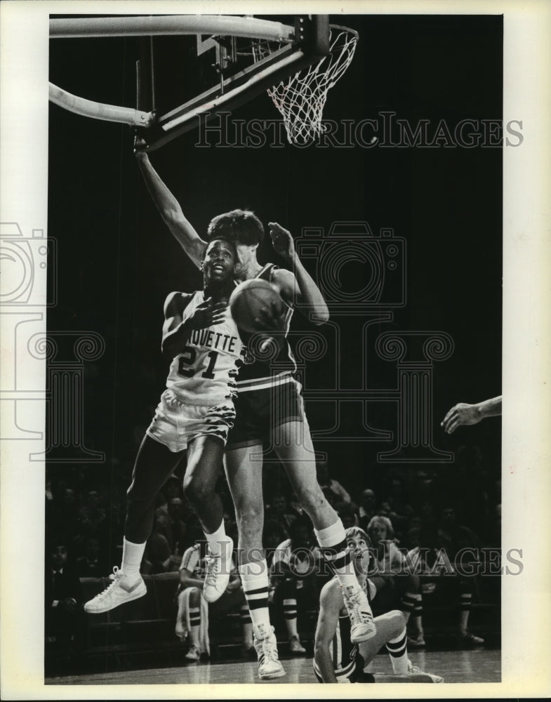 1980 Press Photo Artie Green Of Marquette University Has Basketball Under Basket- Historic Images