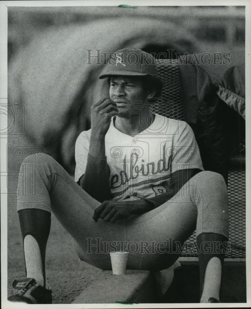 1981 Press Photo Springfield Redbirds&#39; David Green watches game against Royals- Historic Images