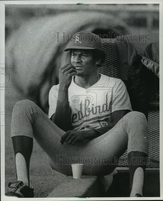 1981 Press Photo Springfield Redbirds' David Green watches game against Royals- Historic Images