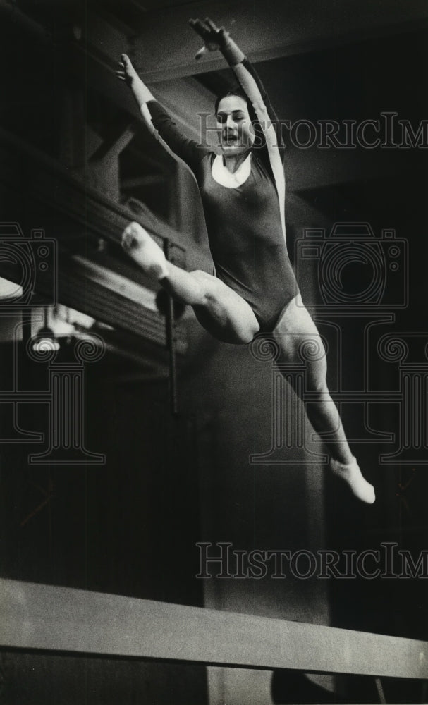 1980 Press Photo Nicolet High School gymnast A. Jay Greene on the balance beam- Historic Images