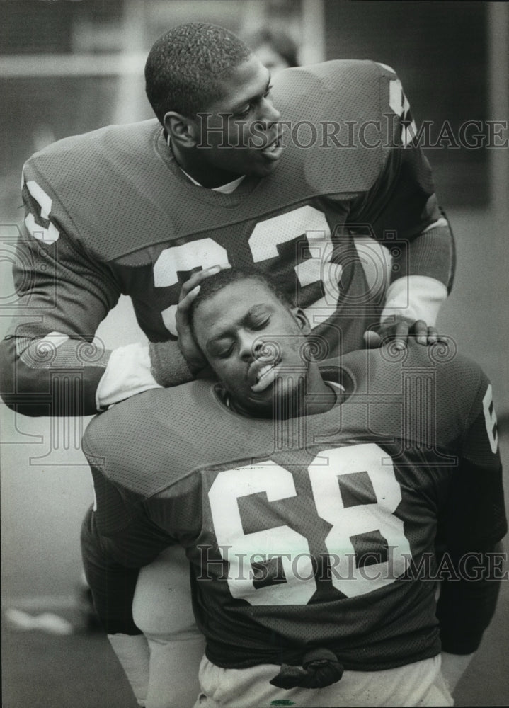 1982 Press Photo Badger Chucky Davis (top) helps Gerald Green exercise.- Historic Images