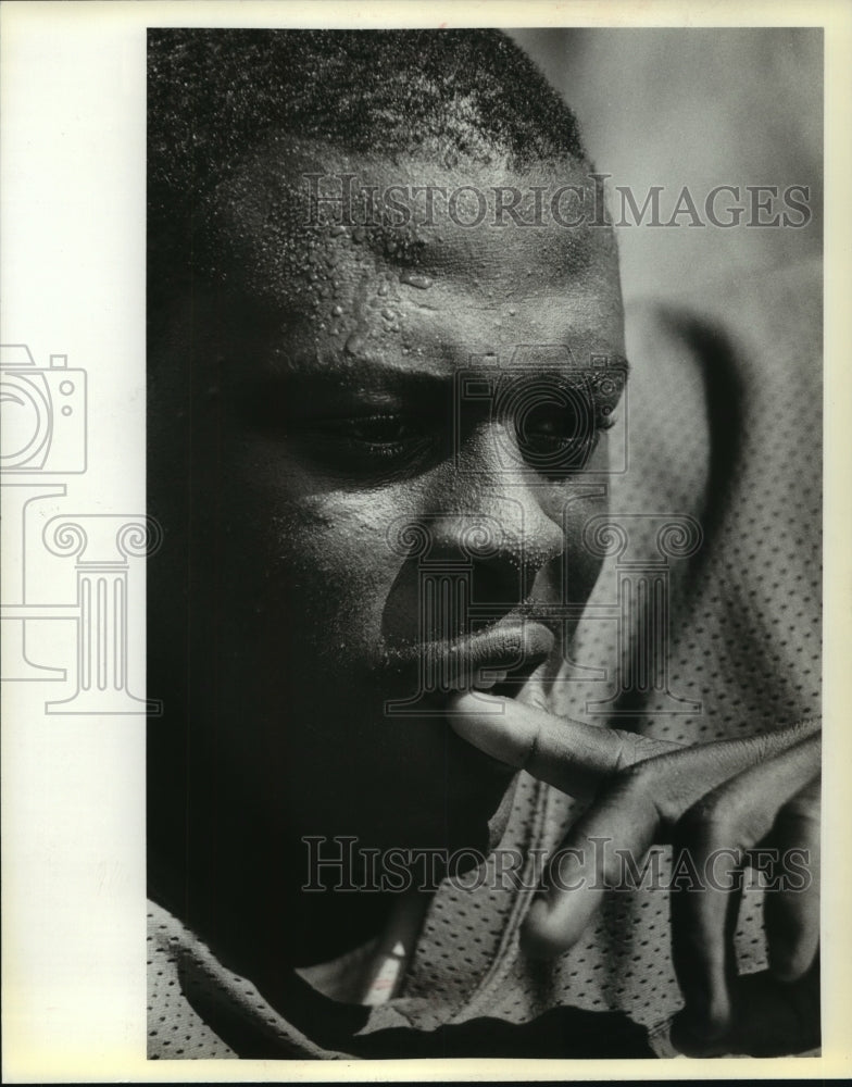 1980 Press Photo Badger fullback Gerald Green with hand to his mouth.- Historic Images