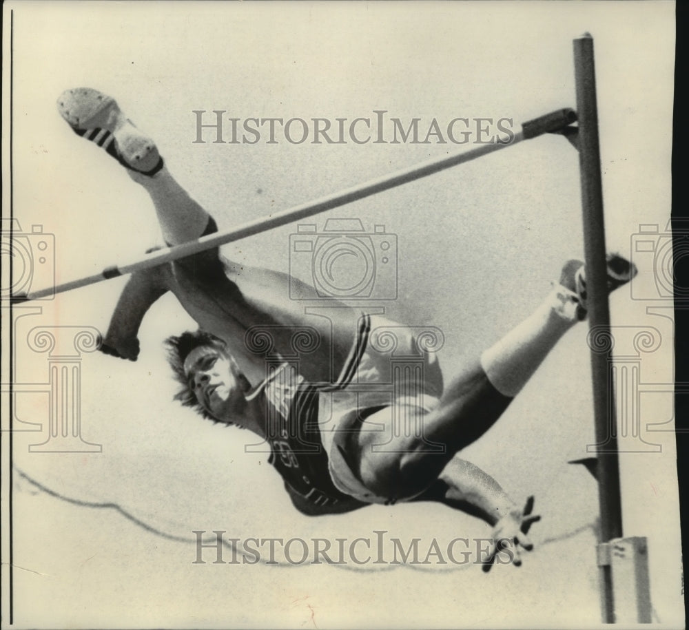 1971 Press Photo Pat Matzdorf approaches cross bar in record breaking jump- Historic Images