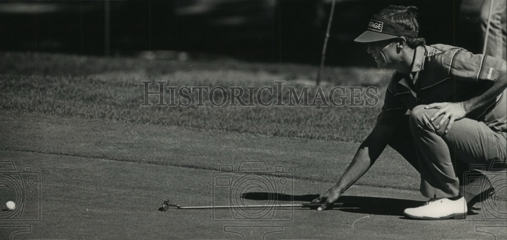 1988 Press Photo Buddy Gardner lines up his golf ball on 17th green - mjt09465- Historic Images