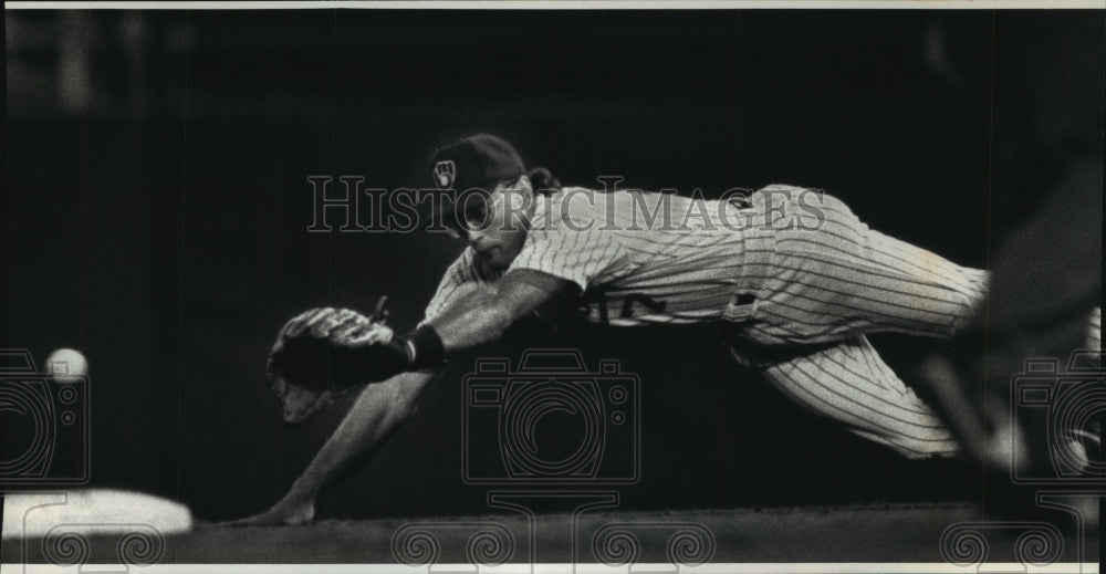 1990 Press Photo Jim Gantner of Milwaukee Brewers dives to catch a ball- Historic Images