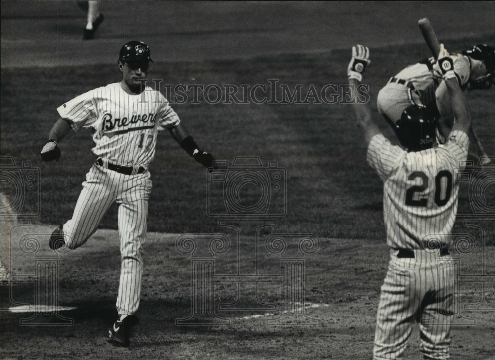 1992 Press Photo Brewers baseball&#39;s Jim Gantner trots with the winning run- Historic Images