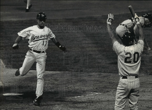 1992 Press Photo Brewers baseball's Jim Gantner trots with the winning run- Historic Images