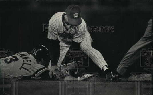 1986 Press Photo Jim Gantner tagged Detroit's Alan Trammell - mjt09478- Historic Images