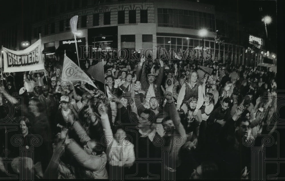 1982 Press Photo Fans Celebrate Brewers Victory over Cardinals on Wisconsin Ave.- Historic Images