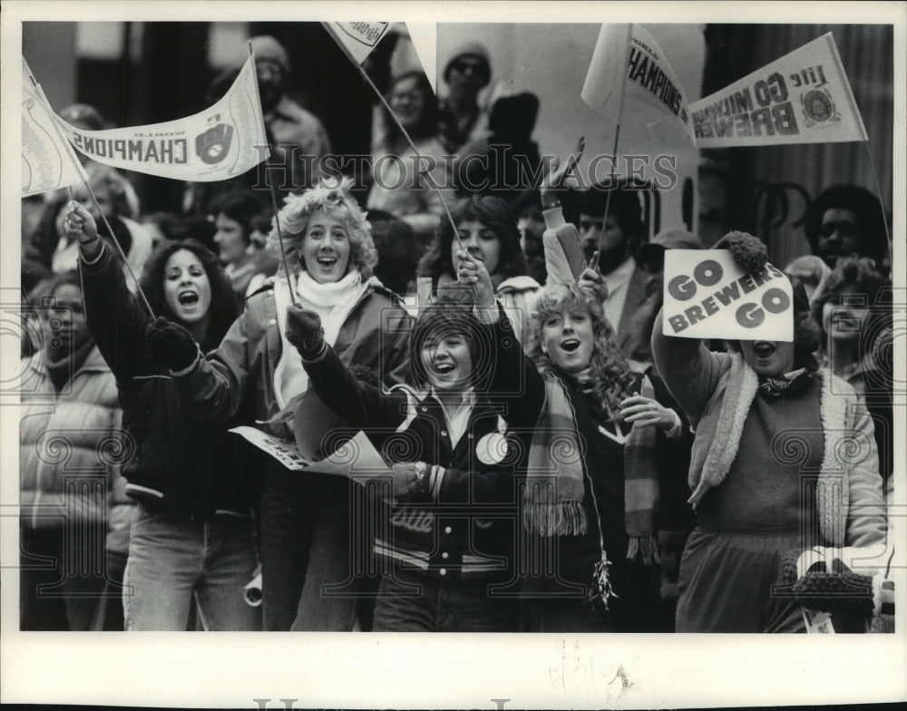 1982 Press Photo Fans Wave Banners Along the Parade for Milwaukee Brewers- Historic Images