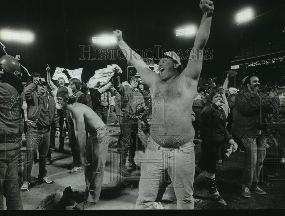 1982 Press Photo Happy Celebrating Fans Take to Field After Brewers&#39; Victory- Historic Images