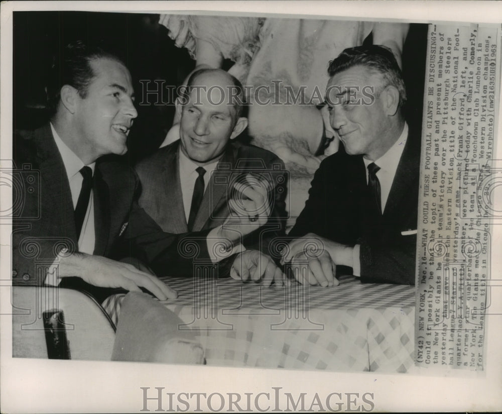 1963 Press Photo Frank Gifford, Y.A. Tittle, and Charlie Conerly in New York- Historic Images