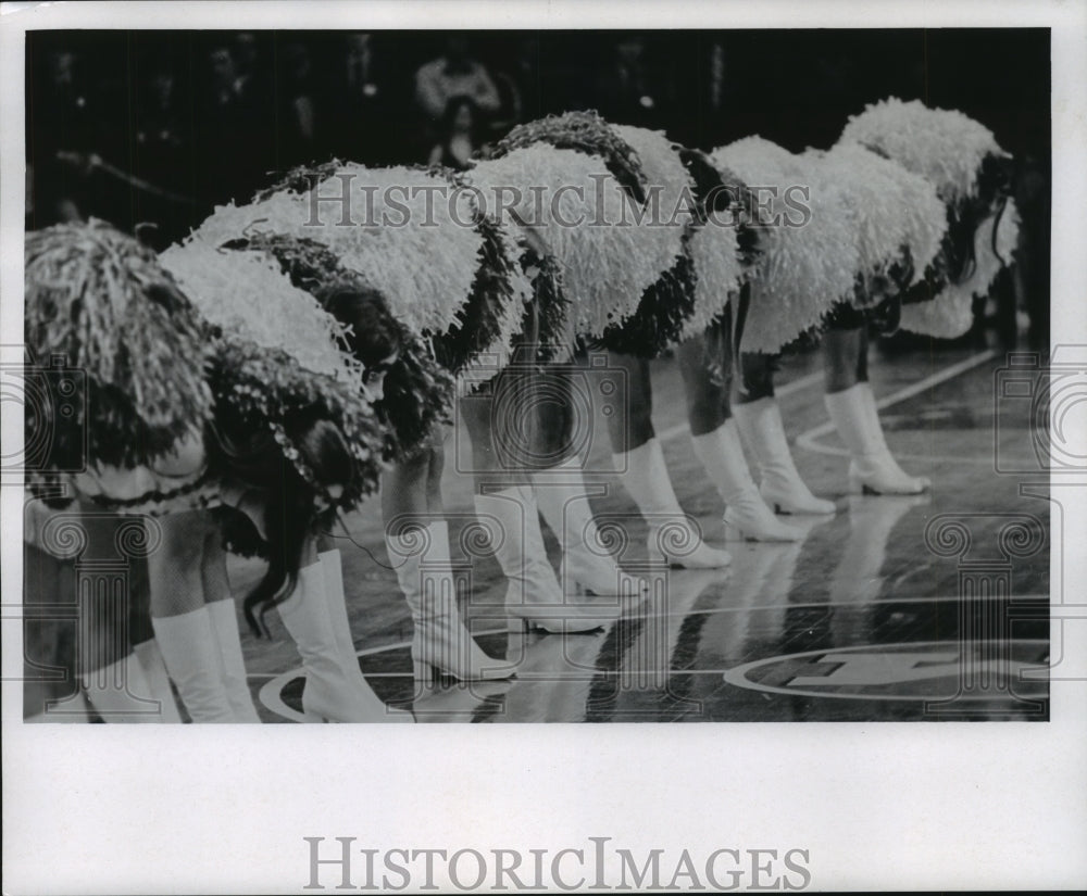 1971 Press Photo Marquette University Cheerleaders, Pompons; On Basketball Floor- Historic Images