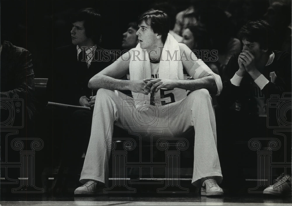 1981 Press Photo Marquette University Basketball Player Dean Marquardt On Bench- Historic Images