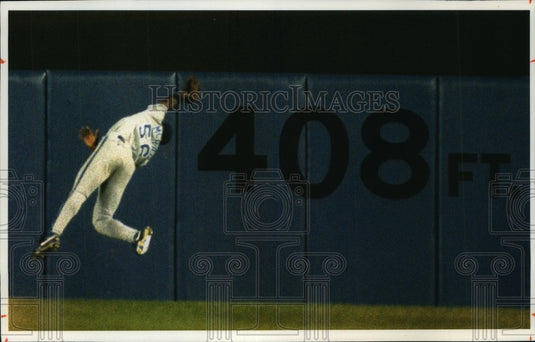 1993 Press Photo Royals' Brian McRae catches ball against Yankees - mjt09524- Historic Images
