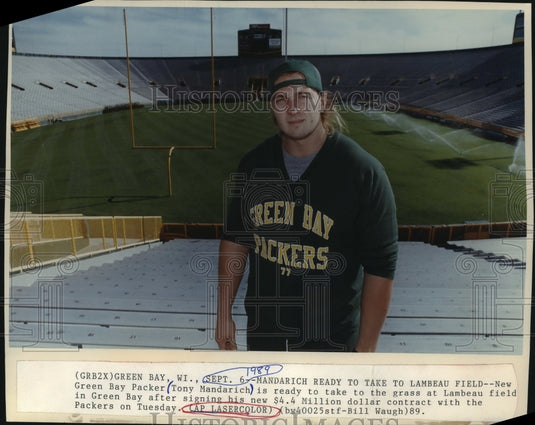 1989 Press Photo Packers sign draft choice Tony Mandarich at Lambeau field.- Historic Images